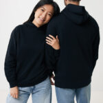 Couple en sweats noirs et jeans