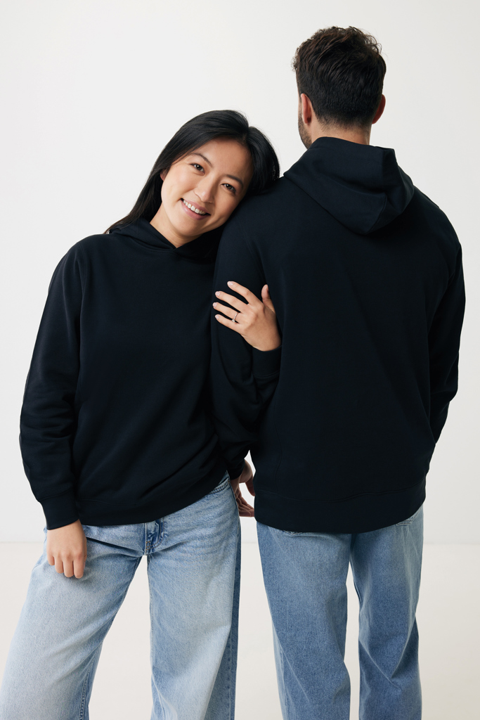 Couple en sweats noirs et jeans