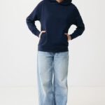 Femme souriante en sweat à capuche bleu marine