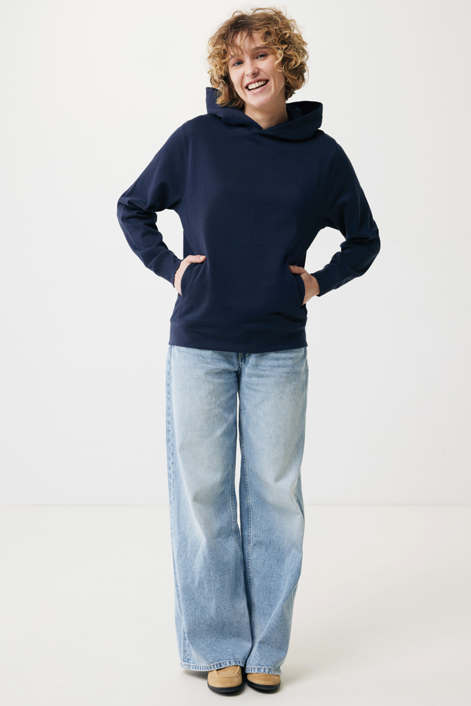 Femme souriante en sweat à capuche bleu marine