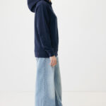 Personne souriante en hoodie bleu et jean large