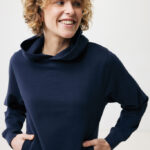 Femme souriante en hoodie bleu marine