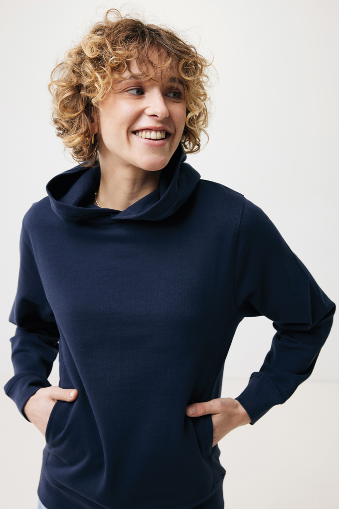 Femme souriante en hoodie bleu marine
