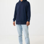 Homme en hoodie bleu marine et jean clair