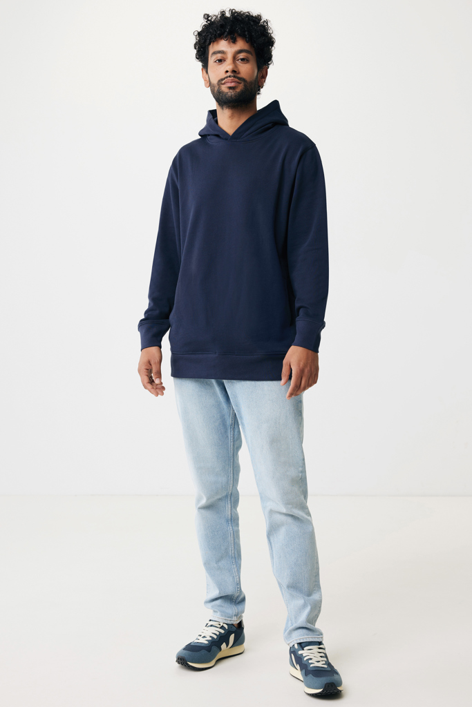 Homme en hoodie bleu marine et jean clair