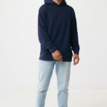 Homme portant hoodie bleu marine et jean clair