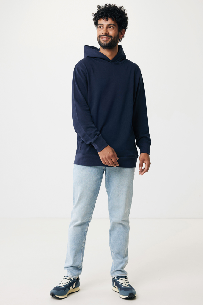 Homme portant hoodie bleu marine et jean clair
