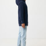 Homme en sweat à capuche bleu marine, profil