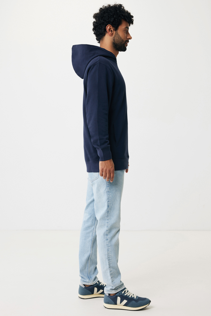 Homme en sweat à capuche bleu marine, profil
