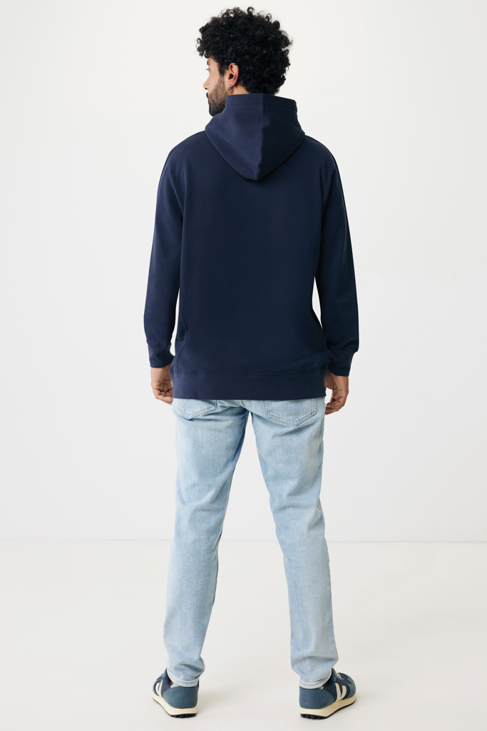 Homme de dos portant sweat à capuche bleu marine
