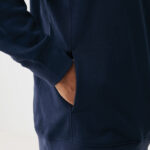 Sweat à capuche bleu marine, main en poche