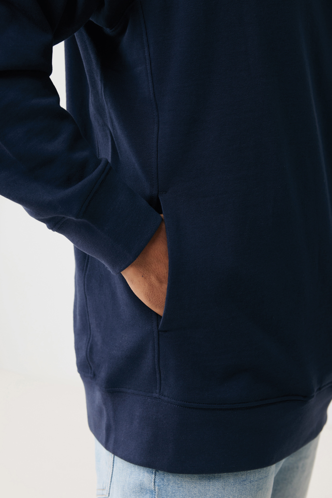 Sweat à capuche bleu marine, main en poche