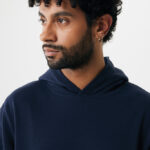 Homme aux cheveux bouclés portant un sweat bleu