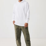 Homme en hoodie blanc et pantalon cargo vert