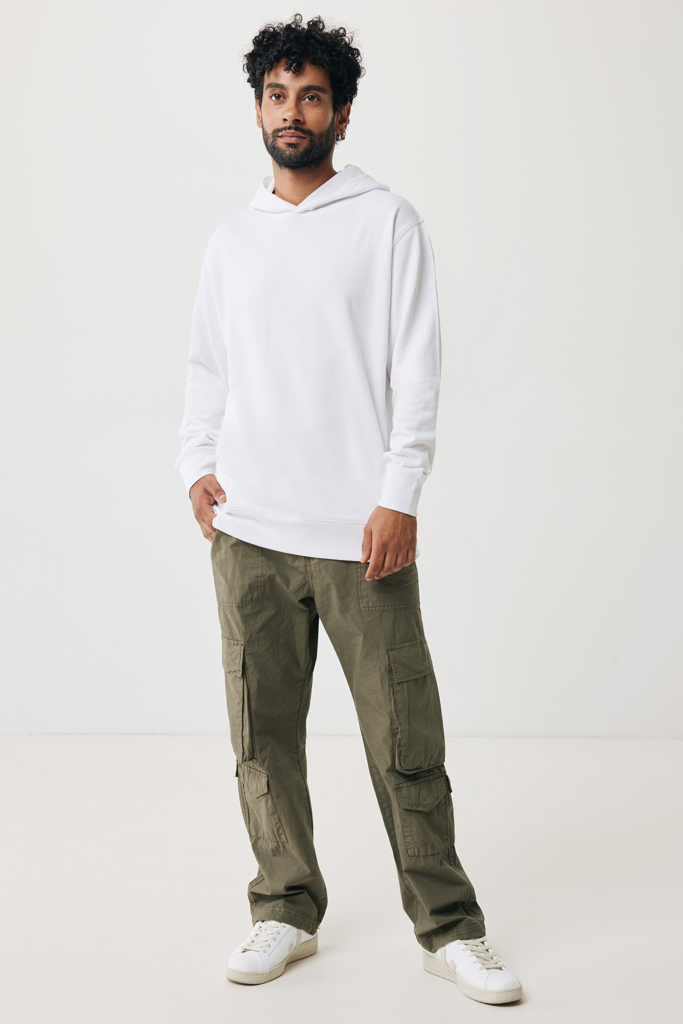 Homme en hoodie blanc et pantalon cargo vert