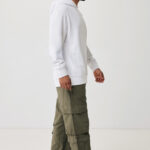 Homme en hoodie blanc et pantalon cargo vert