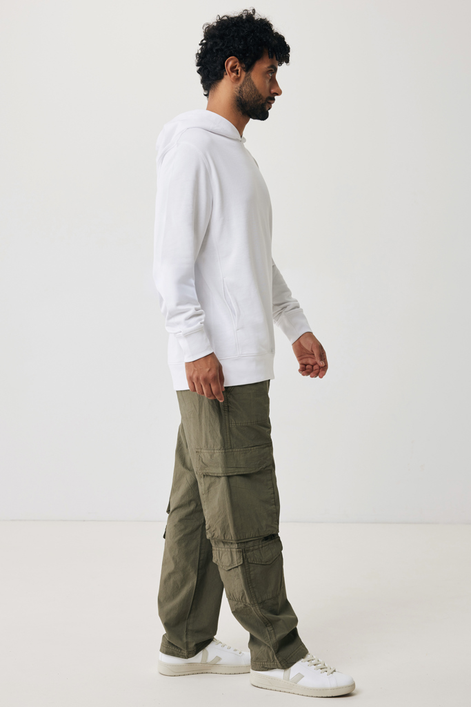 Homme en hoodie blanc et pantalon cargo vert