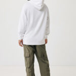 Homme en hoodie blanc et pantalon cargo vert