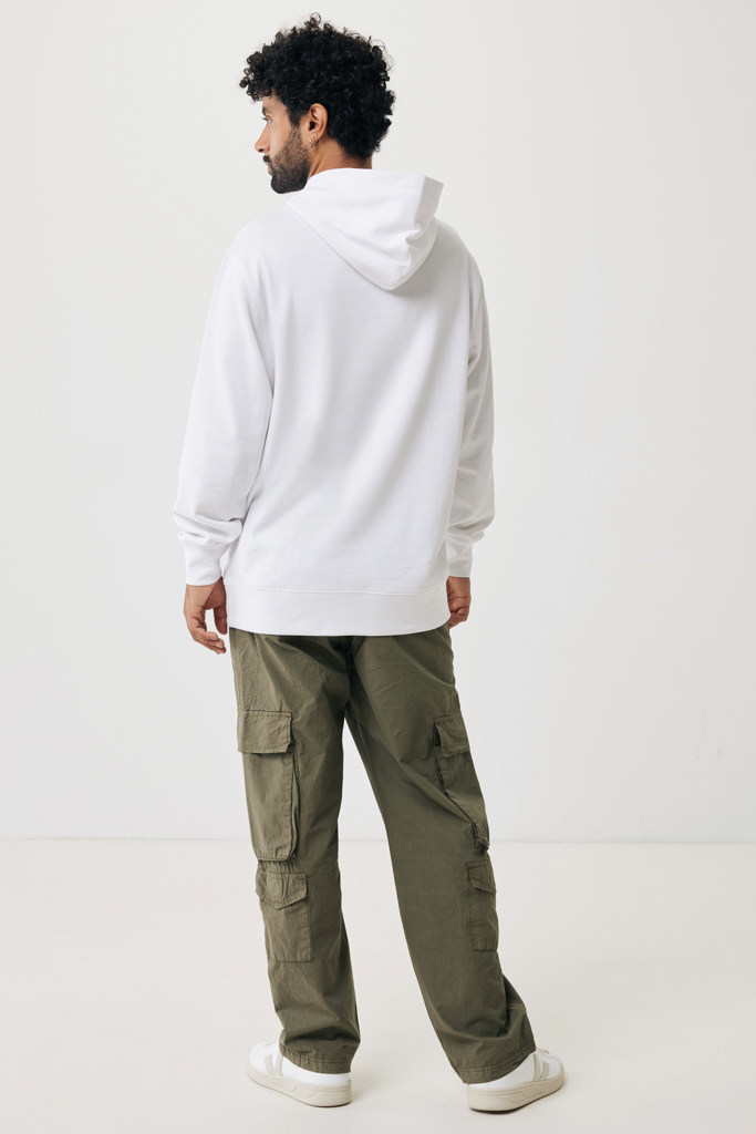 Homme en hoodie blanc et pantalon cargo vert