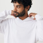 Homme portant sweat à capuche blanc
