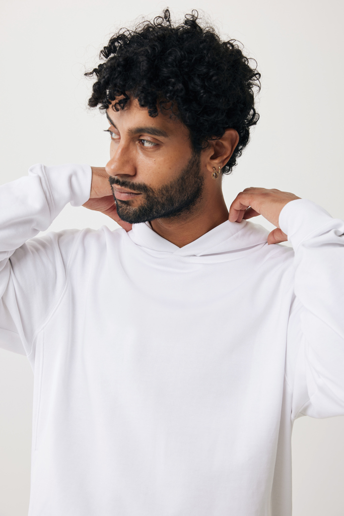 Homme portant sweat à capuche blanc