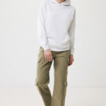 Femme en sweat blanc et pantalon cargo kaki