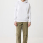 Femme souriante en hoodie blanc et pantalon cargo