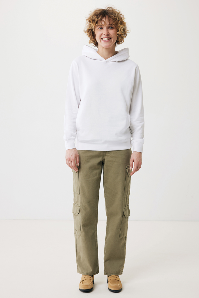 Femme souriante en hoodie blanc et pantalon cargo