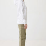 Personne en hoodie blanc et pantalon cargo