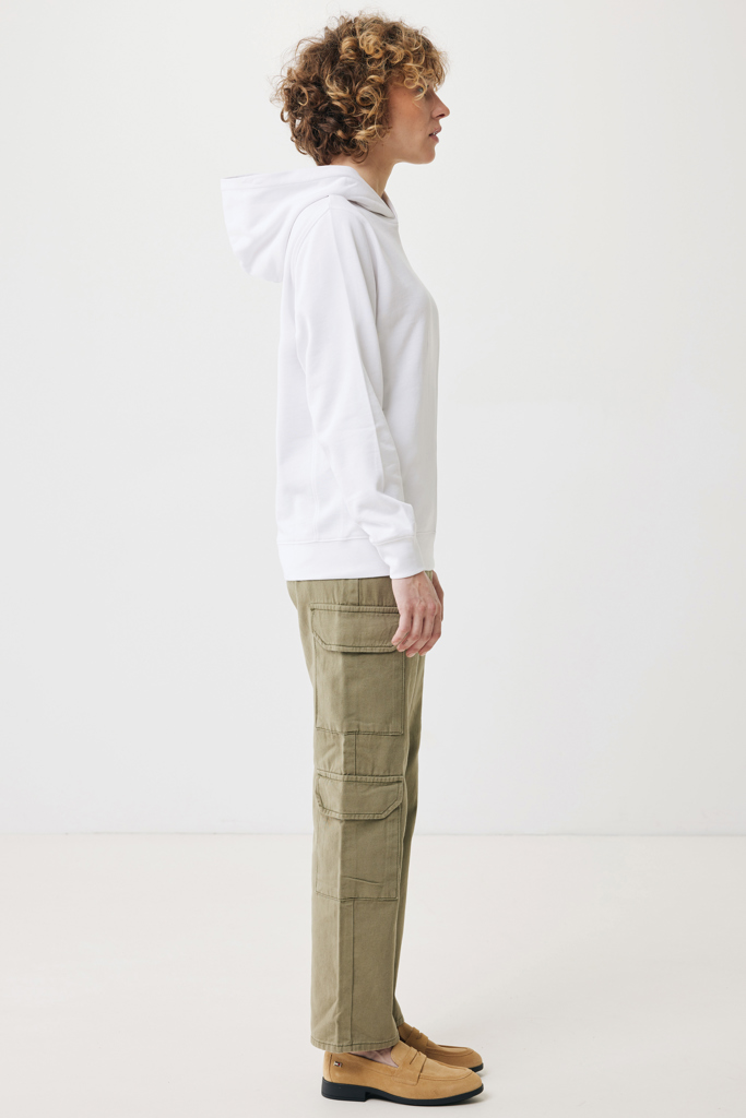 Personne en hoodie blanc et pantalon cargo