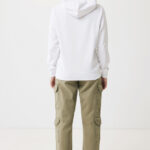 Vue arrière personne sweat blanc pantalon cargo