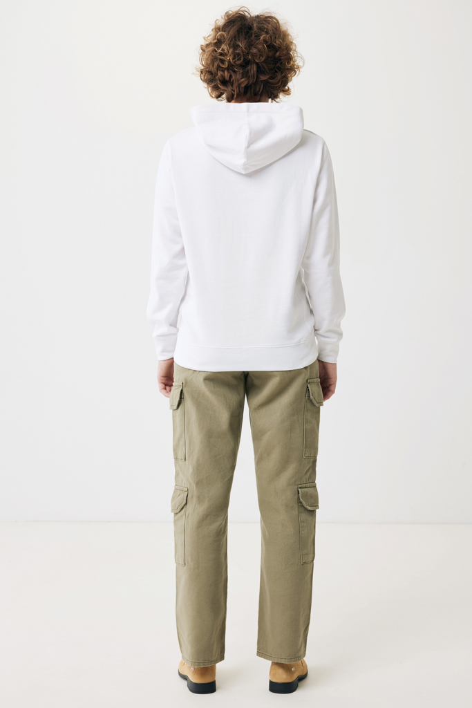 Vue arrière personne sweat blanc pantalon cargo