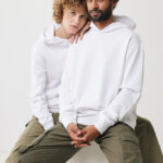 Deux personnes en sweats blancs posant ensemble