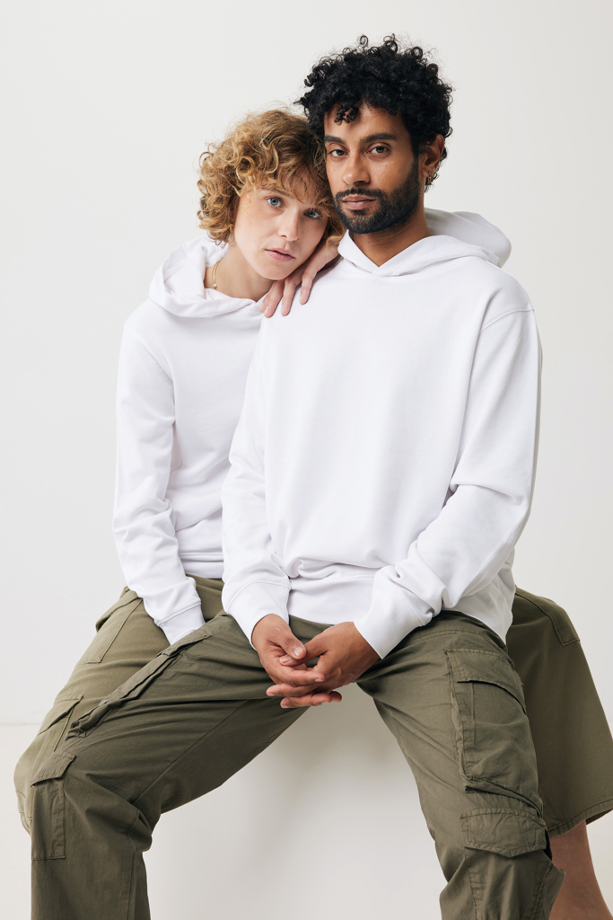 Deux personnes en sweats blancs posant ensemble