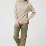 Mannequin portant hoodie beige et pantalon cargo kaki