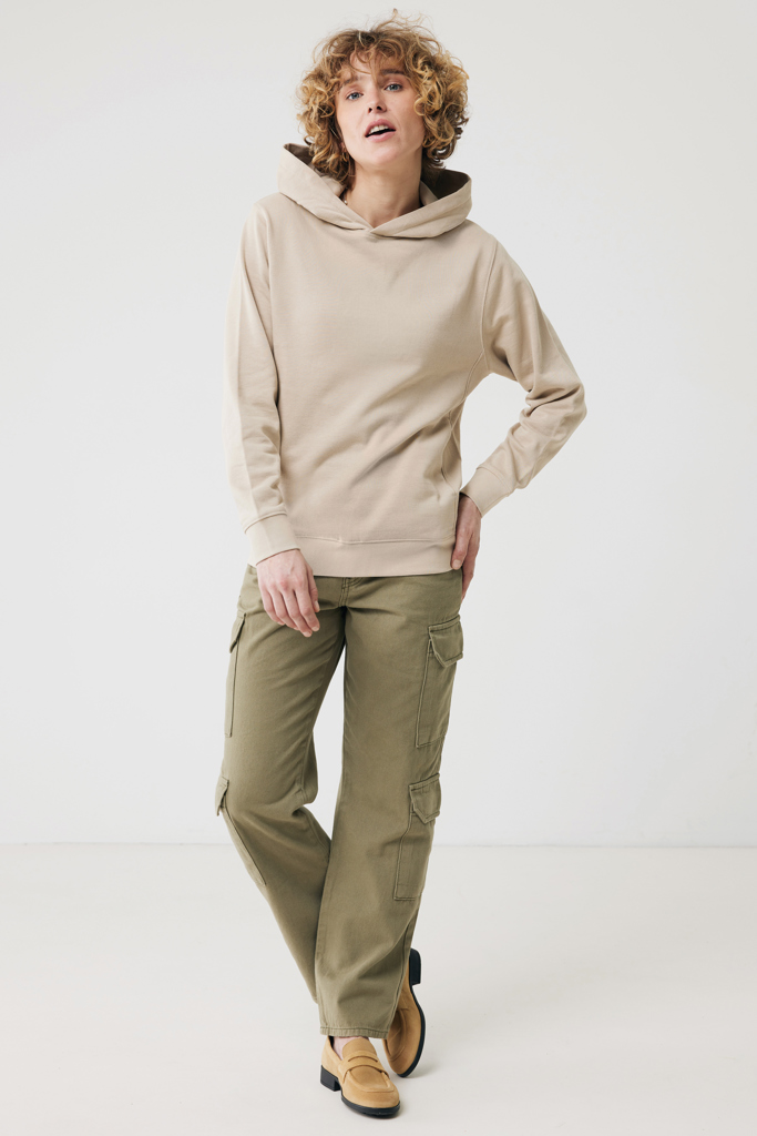 Mannequin portant hoodie beige et pantalon cargo kaki