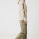 Femme souriante en hoodie beige et pantalon cargo