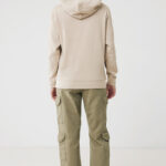Vue arrière personne sweat beige pantalon cargo