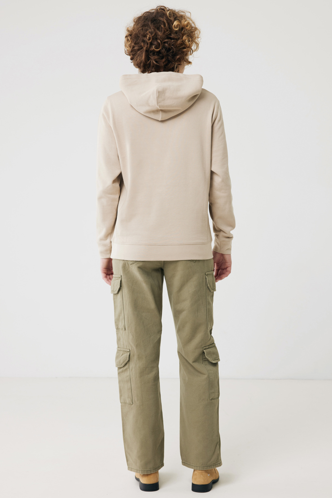 Vue arrière personne sweat beige pantalon cargo