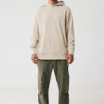 Homme en hoodie beige et pantalon cargo vert