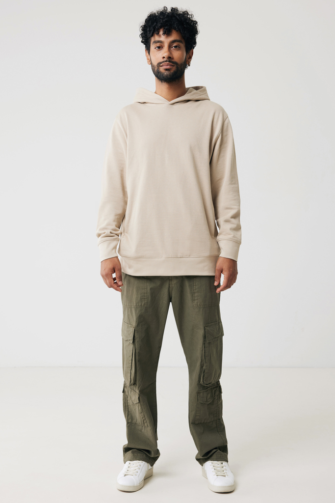 Homme en hoodie beige et pantalon cargo vert