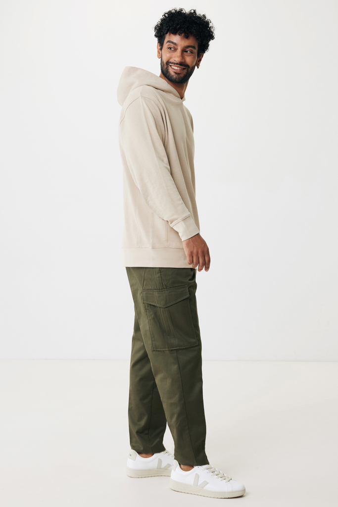 Homme en hoodie beige et pantalon cargo vert