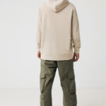 Homme de dos en hoodie beige et cargo vert