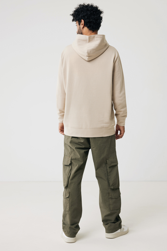 Homme de dos en hoodie beige et cargo vert