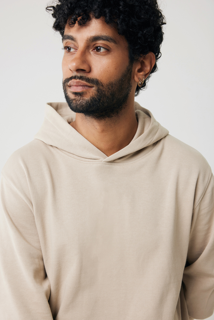 Homme barbu en hoodie beige regardant à gauche
