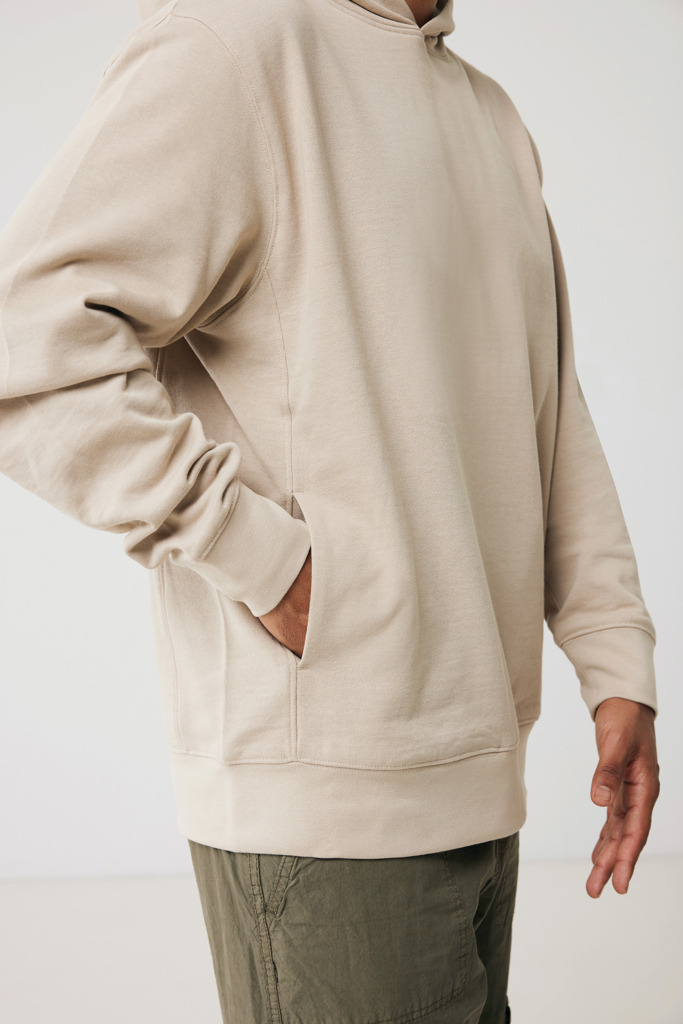 Sweat à capuche beige porté par un homme