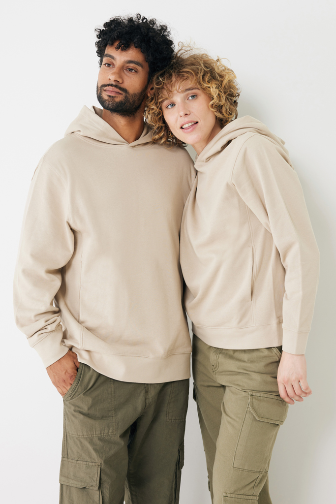 Couple portant sweats à capuche beiges assortis