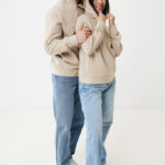 Couple en sweats beiges posant ensemble