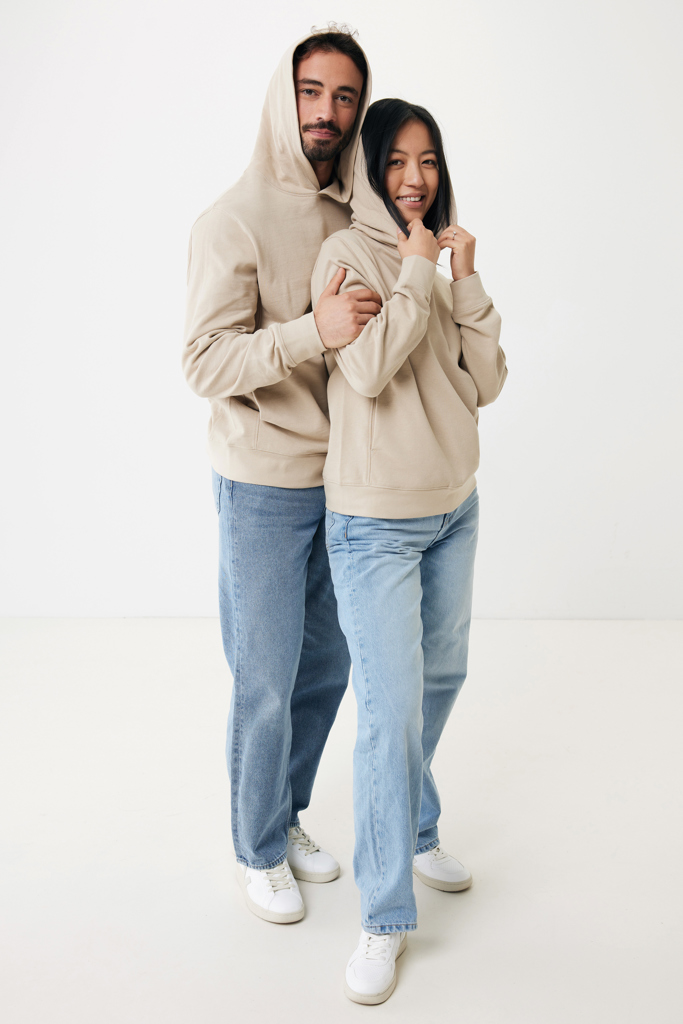 Couple en sweats beiges posant ensemble