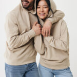 Couple souriant en sweats à capuche beiges assortis